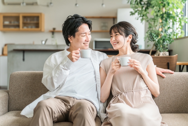リビングでくつろぐカップル