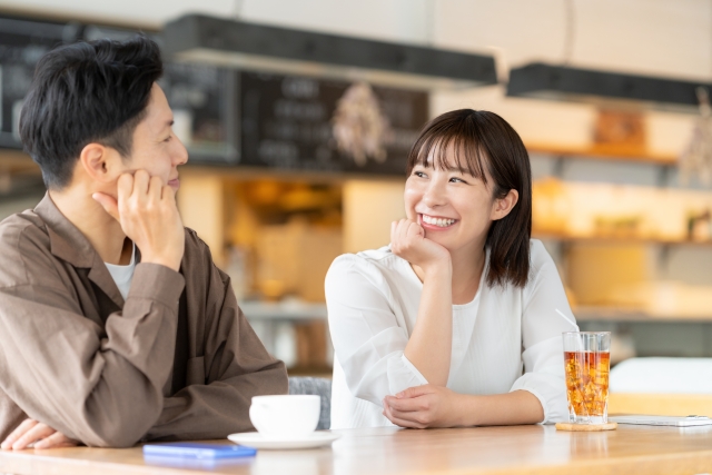 カフェでデートするカップル
