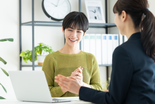 相談する女性