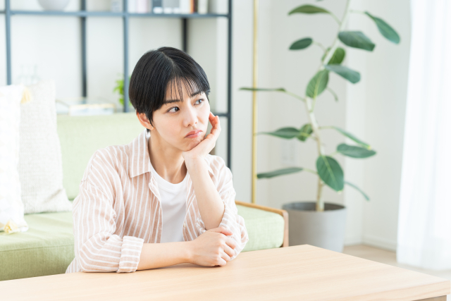 悩む女性