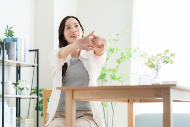 ストレッチをする女性