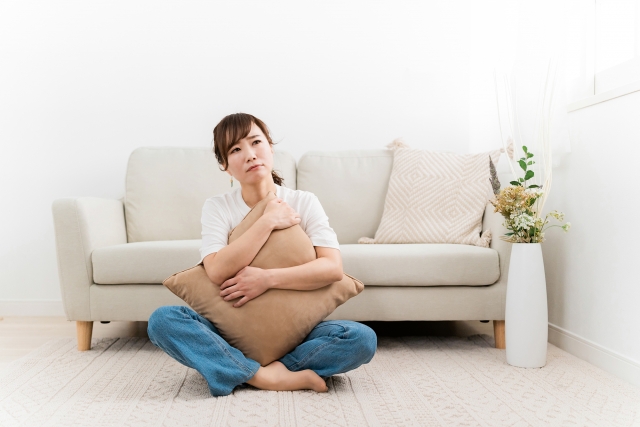リビングで悩む女性