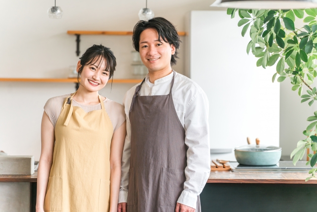 エプロン姿の若い夫婦