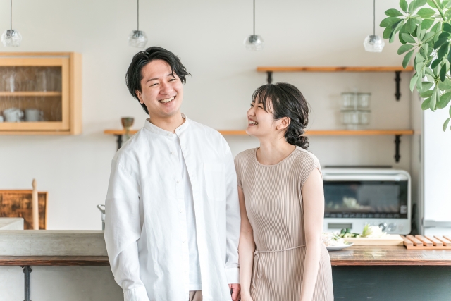 笑顔の男女