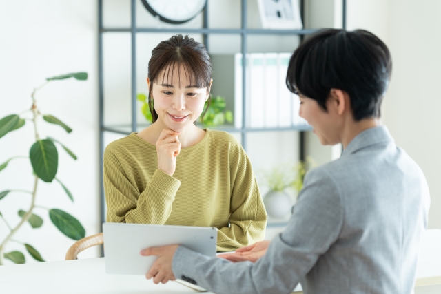相談する女性