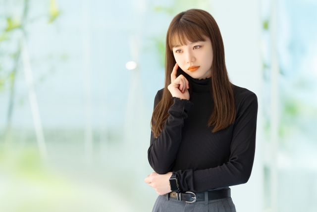 悩む女性
