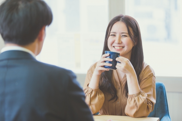 カフェで話す男女